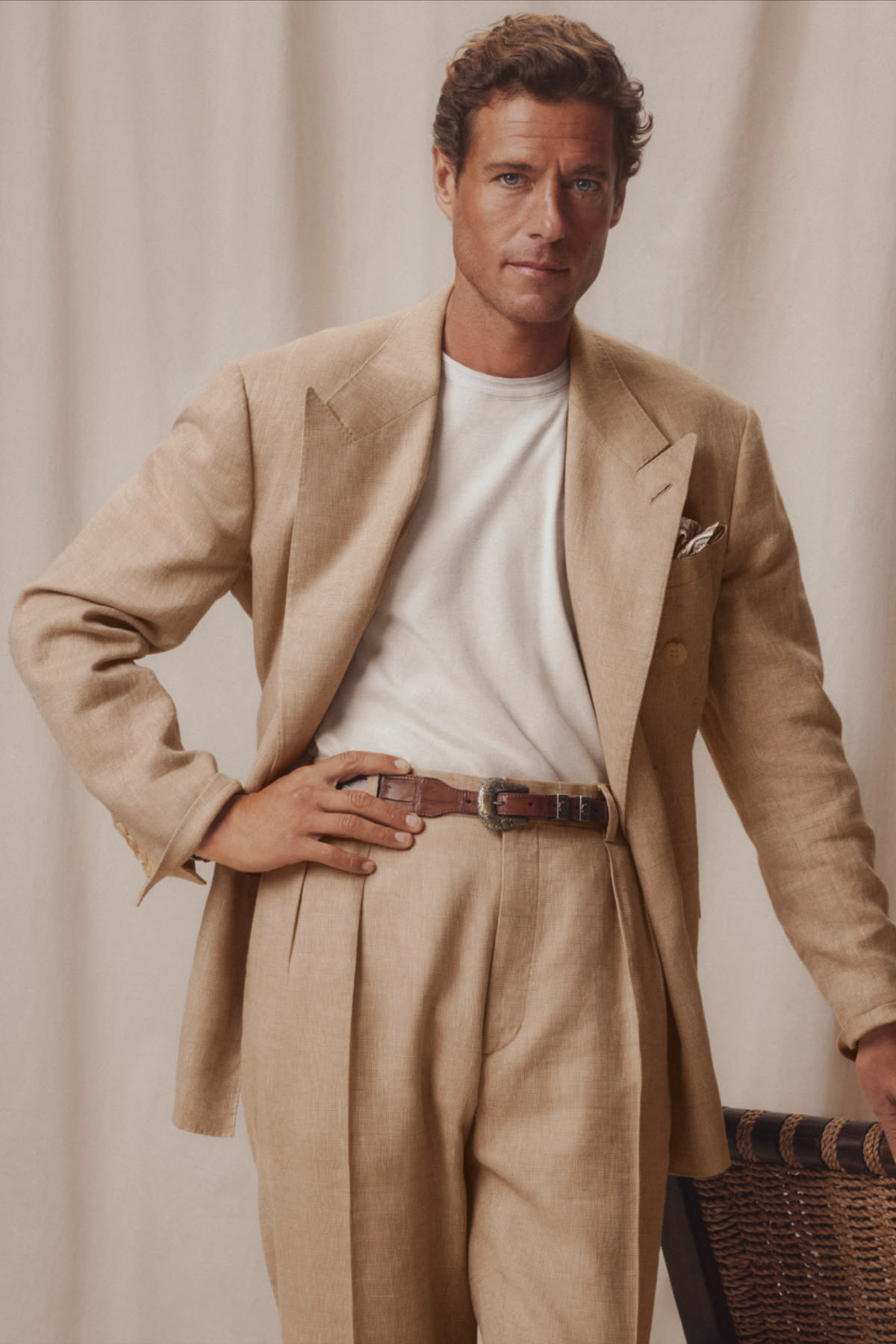 Traje camel con camiseta blanca