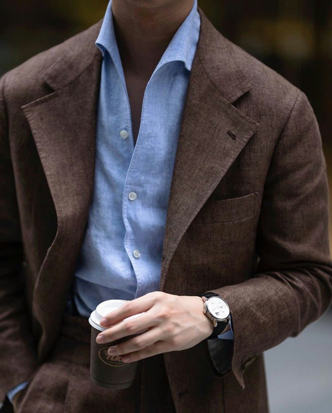 Blazer marrón con camisa azul cielo