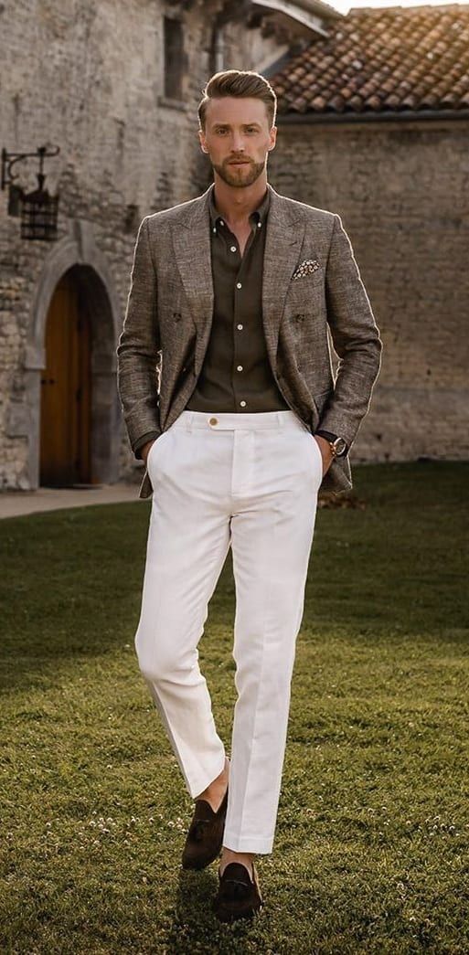 Blazer tabaco con pantalón blanco roto