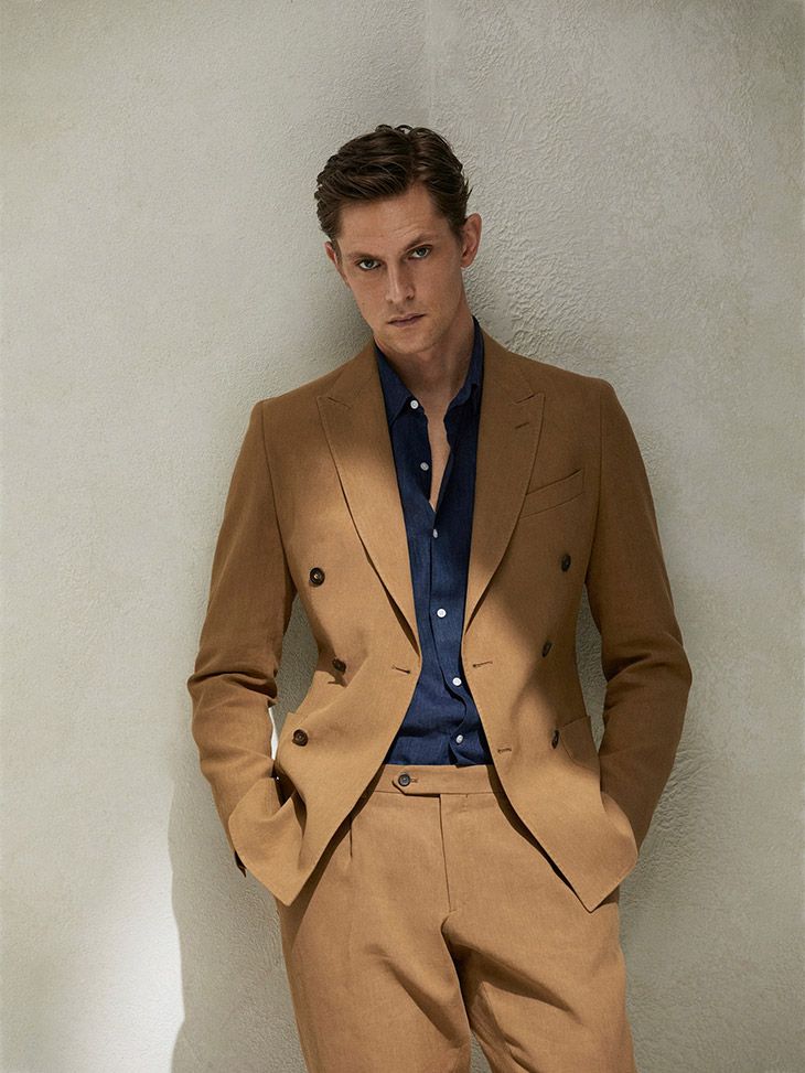 Traje camel con camisa azul profundo