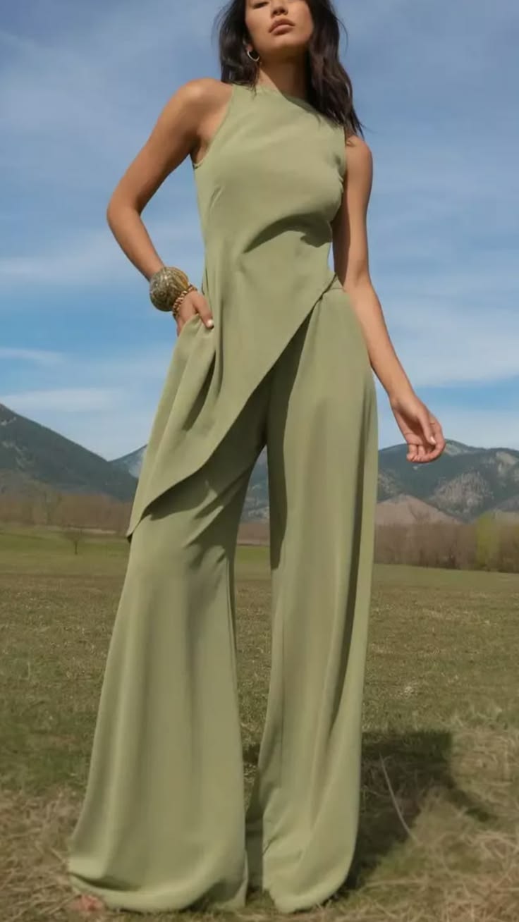 Traje azul cielo con puños de plumas